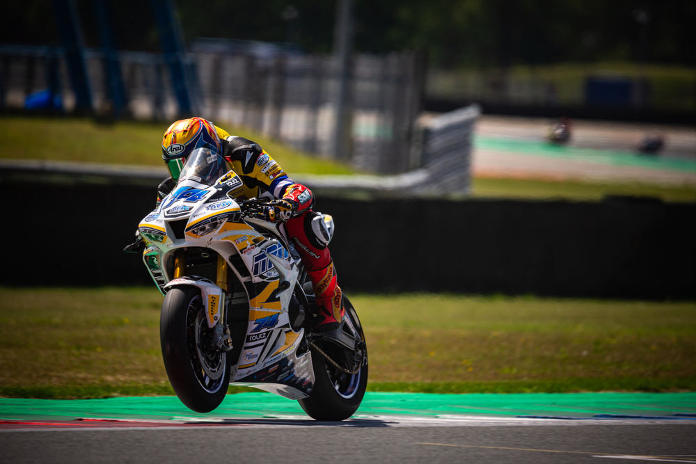 Jaimie van Sikkelerus finisht niet in heroïsche 7-uurs endurance race van Assen na veel strijd en tegenslag