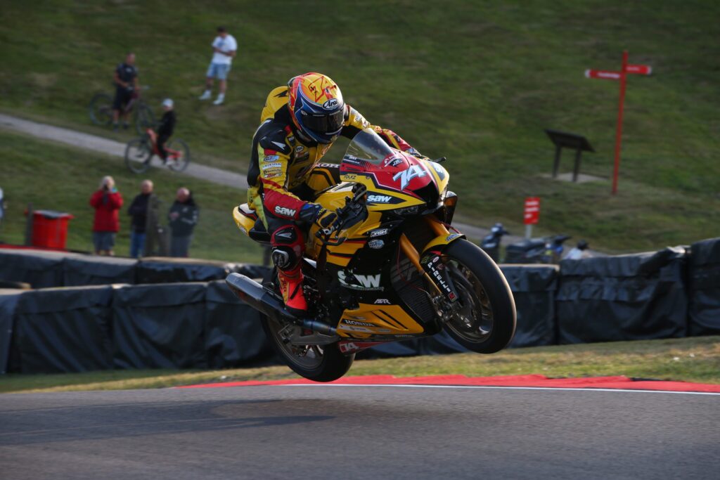 Vervelende tegenslag voor Jaimie van Sikkelerus tijdens British Superbike in Cadwell Park