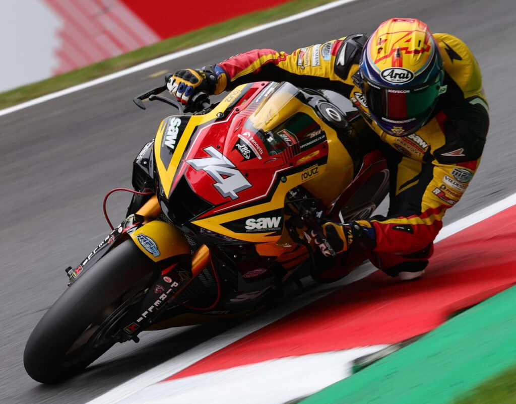 Jaimie van Sikkelerus moet opgeven in Donington door aanhoudende pijn